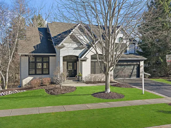 726 Barberry Trl, Fox River Grove, IL 60021