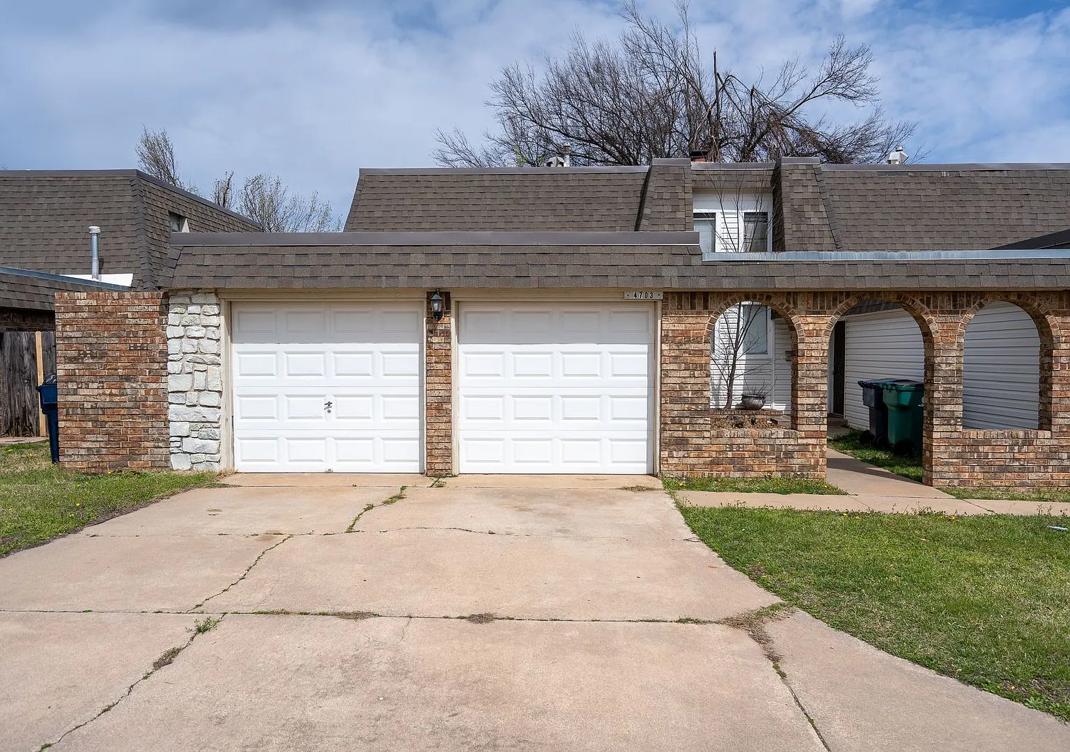 Spacious Backyard, 2 Car Garage, Close to NW Expressway! — Photo 1
