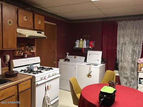 3rd image of 1006 S Madison St