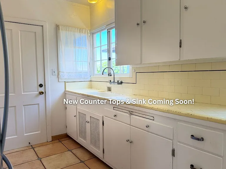 1739 Spruce St — Photo 30