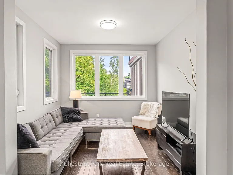 65 Rockmount Cres — Photo 11