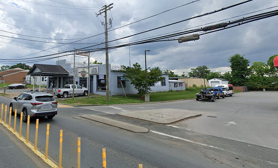 2nd image of 220 E Main St