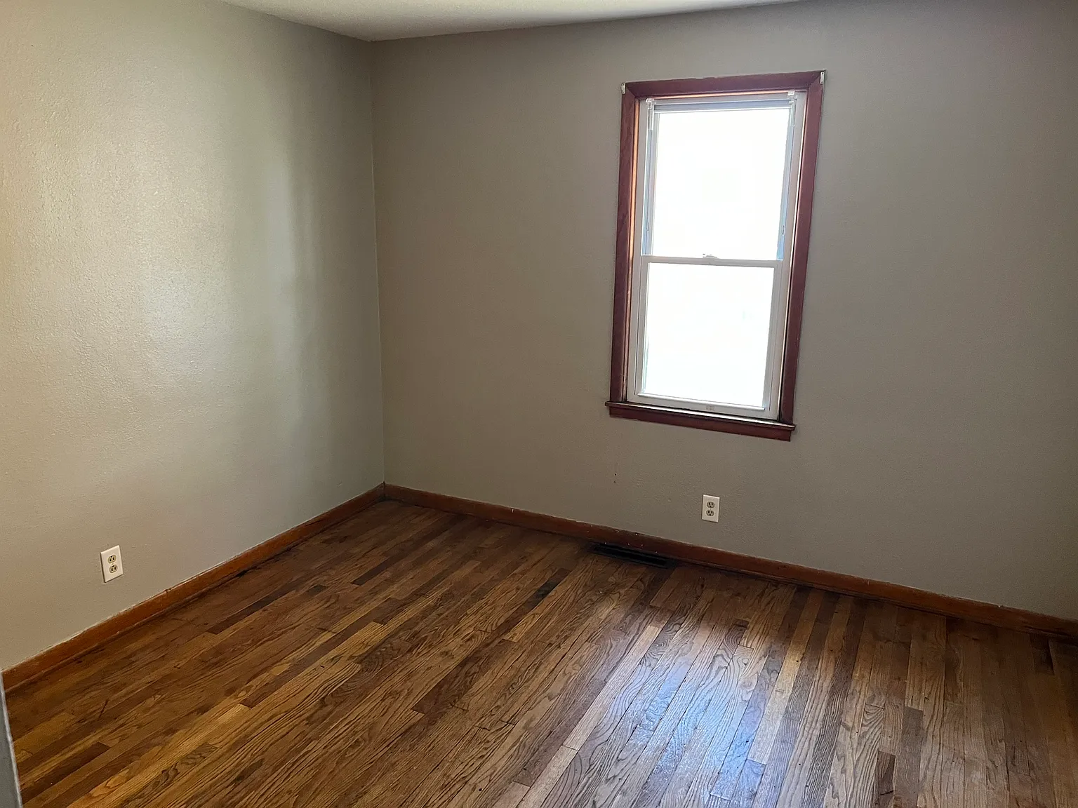 4 bed, 1350 sqft, $1,800 — Photo 1