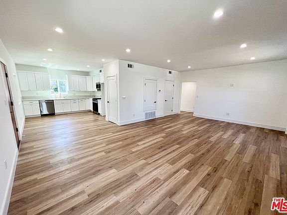 5th image of 4062 Marathon St