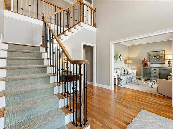 5th image of 165 Brighton Cir