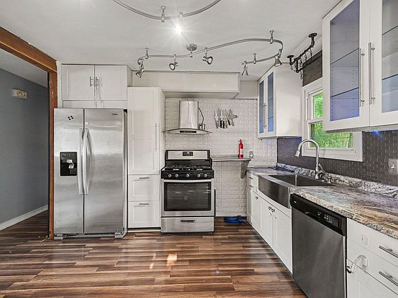 5th image of 106 Crestwood Dr