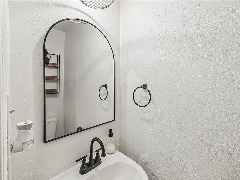 2423 Meadow Ln — Photo 5