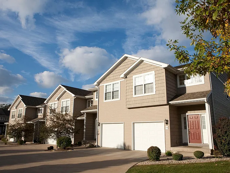 810 W Trailcreek Dr — Photo 2