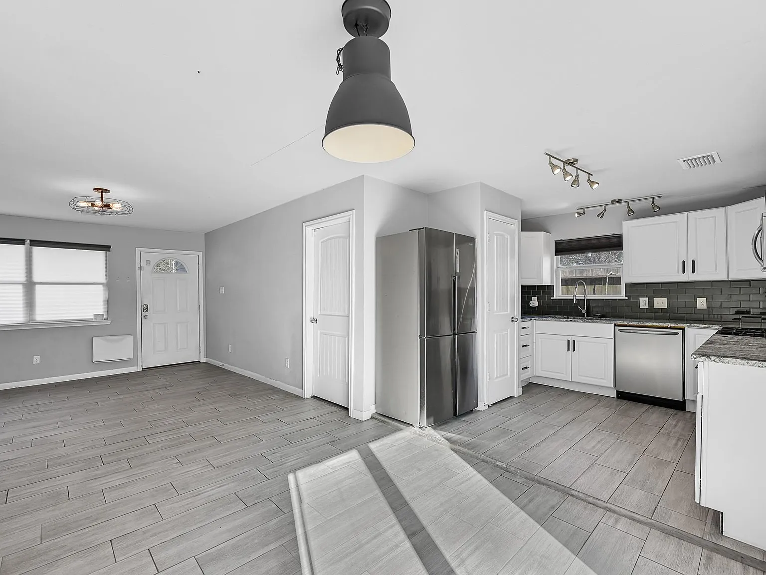 3 bed, 2.0 bath, 1065 sqft, $1,595 — Photo 1