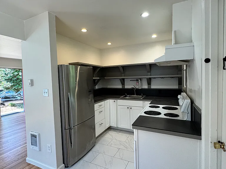 8935 N Kellogg St — Photo 8
