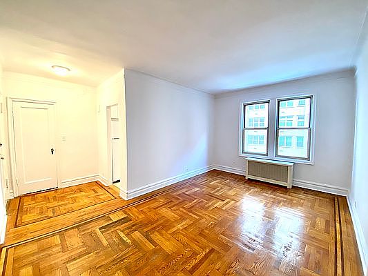 3rd image of 200 E 63rd St APT 4E
