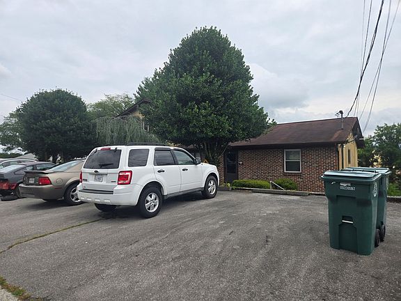 2nd image of 2714 Everett St
