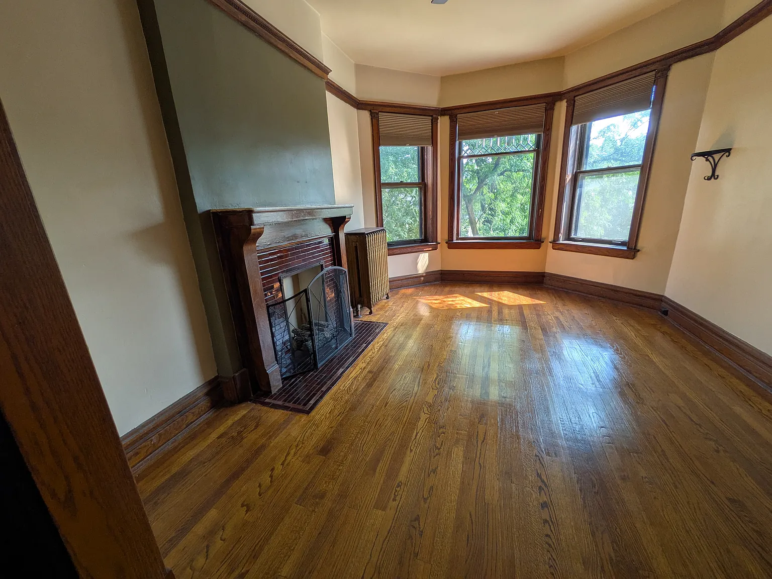 3 bed, 1350 sqft, $2,950 — Photo 4