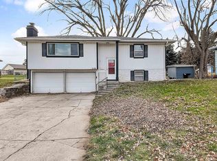 5106 Oaks Ln, Omaha, NE 68137