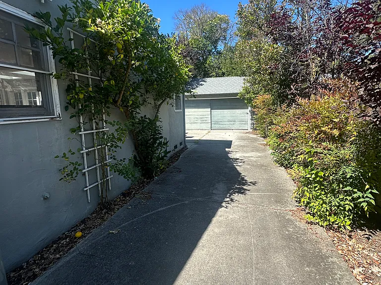 1613 Mariposa Ave — Photo 32