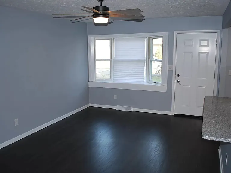 2669 Thorndale Ave — Photo 4