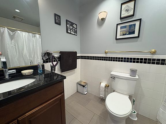 3rd image of 2852 N Southport Ave Unit 2R