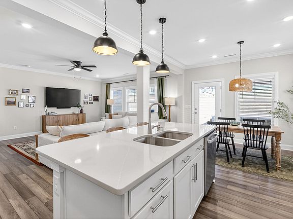 4th image of 215 Sea Cave Ln