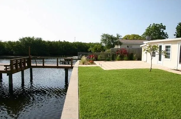 9431 Sun Isle Dr NE — Photo 1
