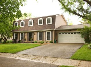 1402 Chestnut Ridge Dr, Naperville, IL 60540