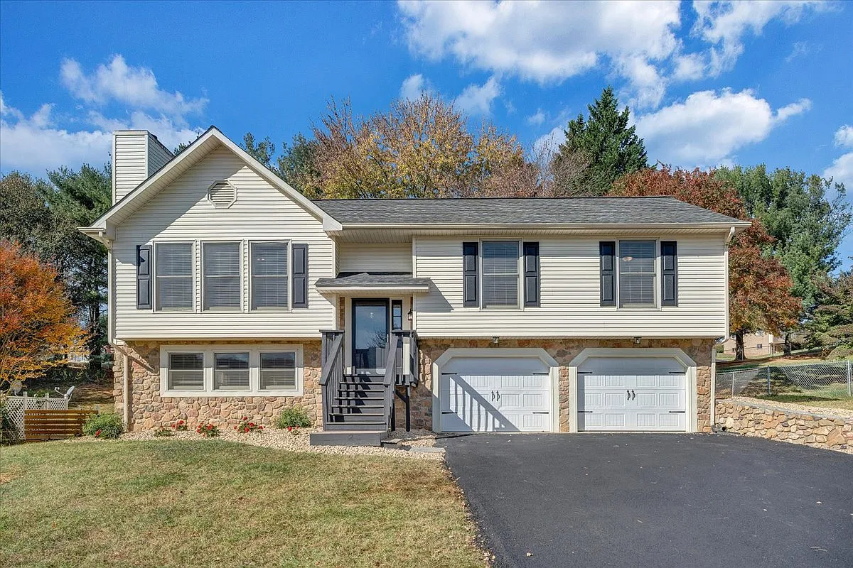 3 bed, 2.5 bath, 1831 sqft, $3,000 — Photo 1