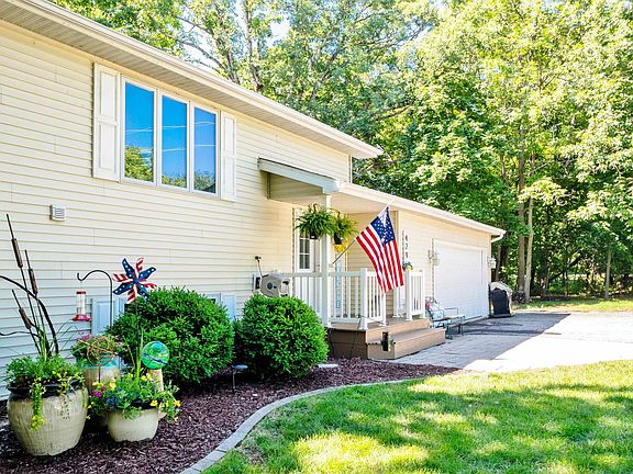 3rd image of 429 Pleasant View Cir