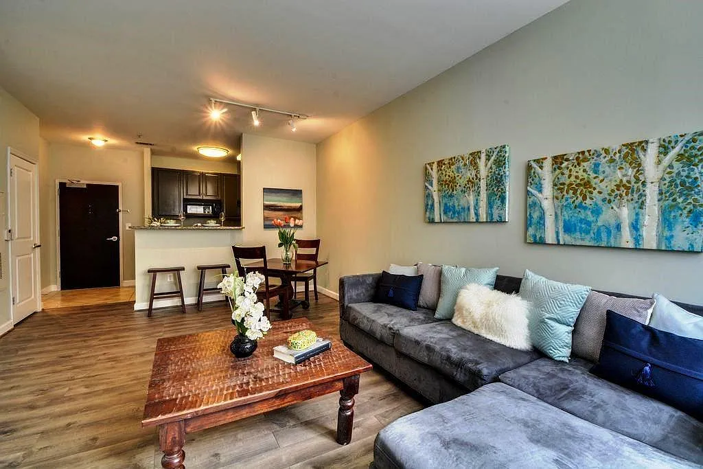 1 bed, 728 sqft, $2,600 — Photo 1