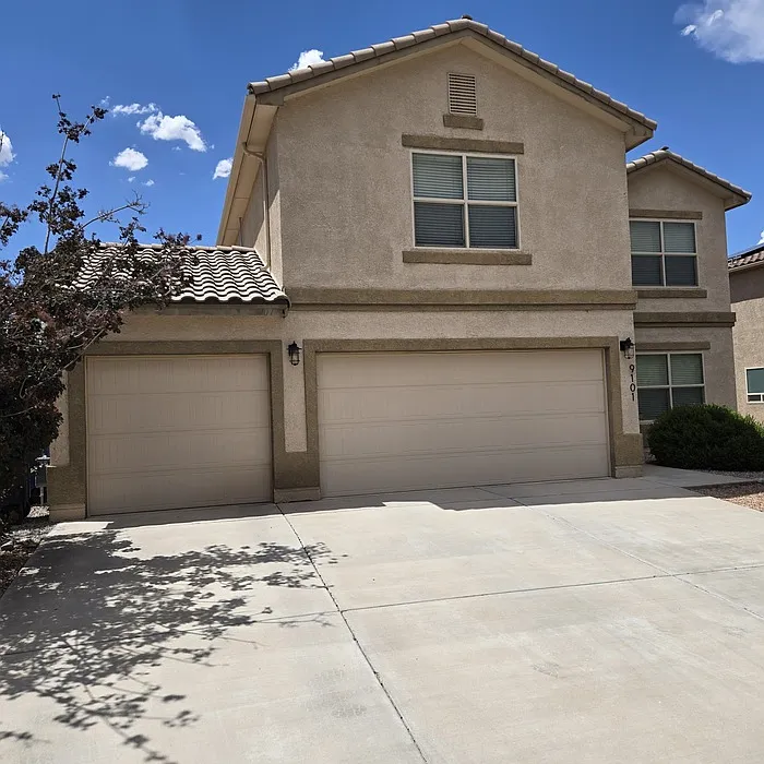 4 bed, 2.5 bath, 2466 sqft, $2,500 — Photo 1