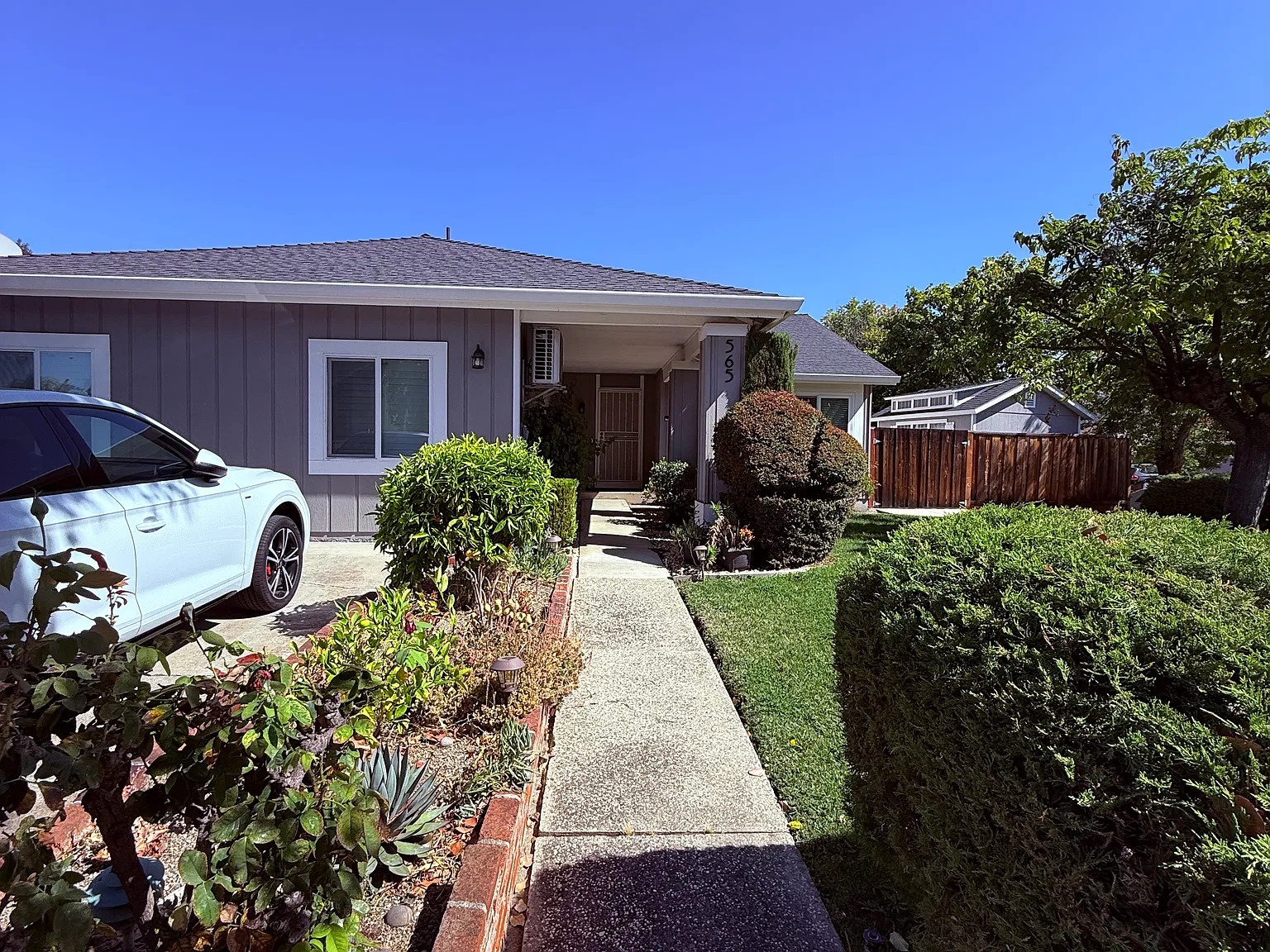 565 Gaundabert Ln — Photo 3