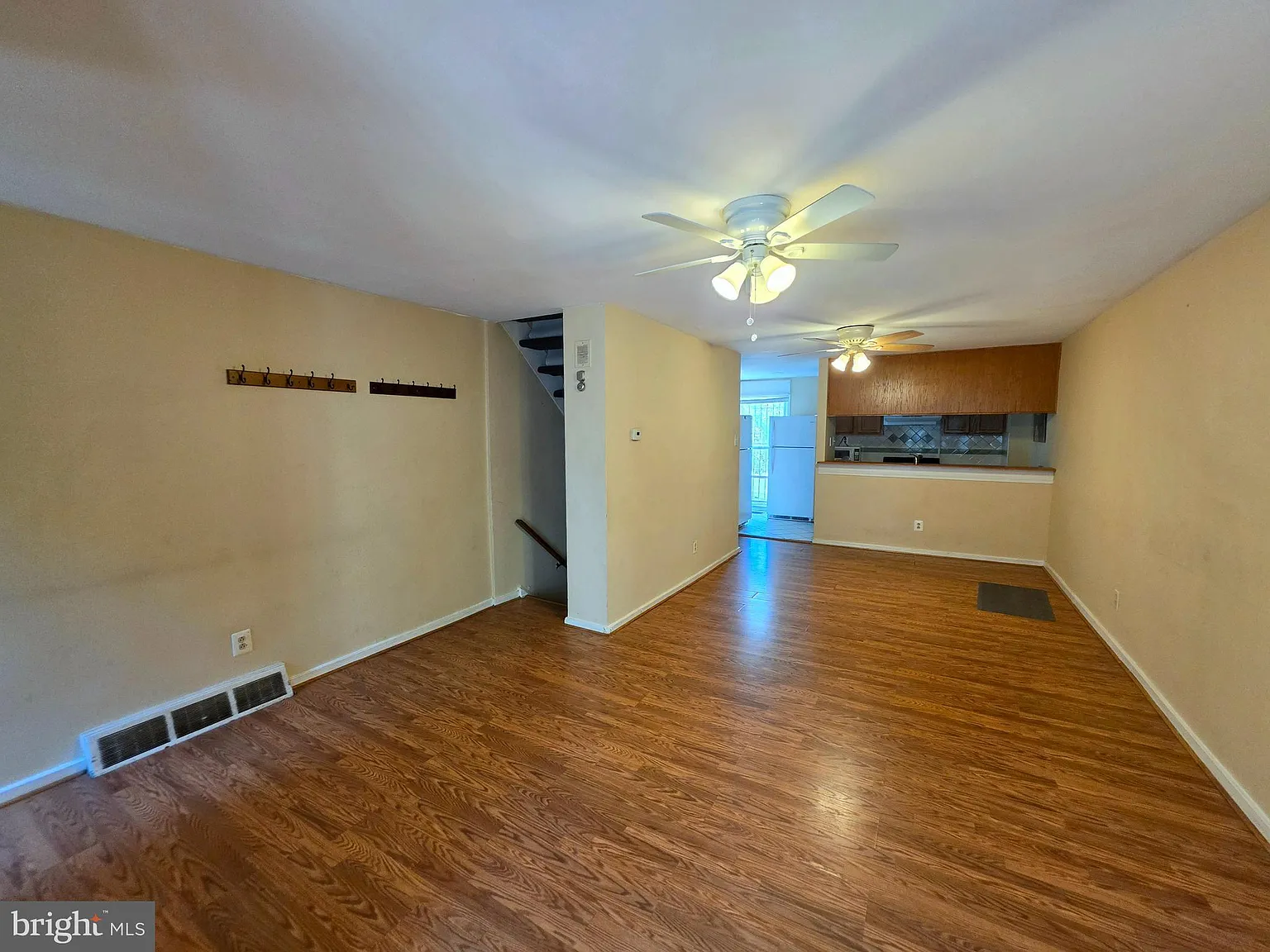 4 bed, 2.5 bath, 2000 sqft, $3,200 — Photo 3