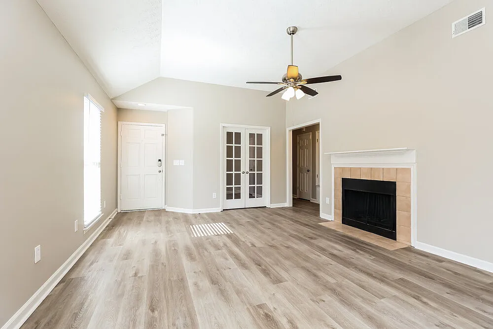 3 bed, 2.0 bath, 1336 sqft, $2,255 — Photo 4