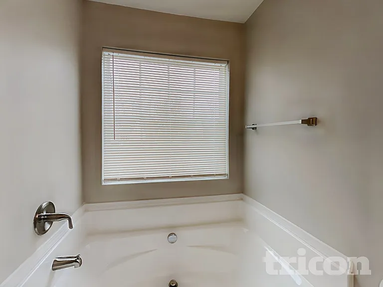 1131 Delander Ln — Photo 13