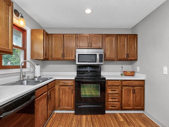 5th image of 406 NE 8th St