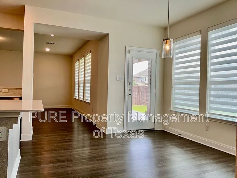 1008 Brenham Ln — Photo 16