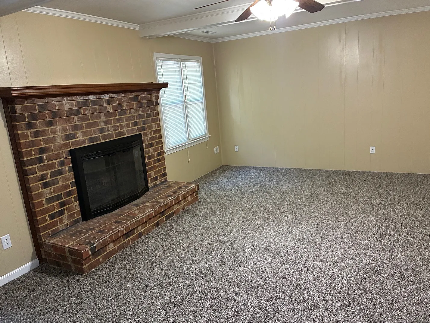 4 bed, 2400 sqft, $3,200 — Photo 4