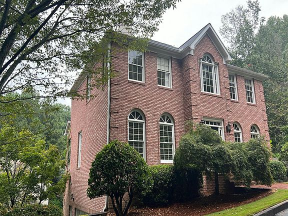 3rd image of 1231 Wildcliff Cir NE