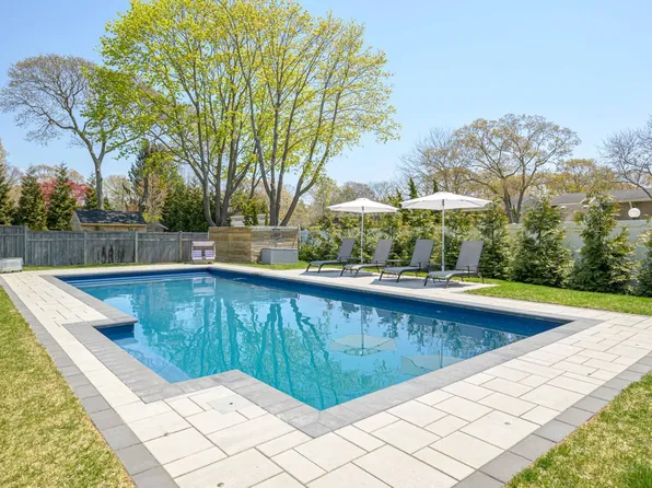 23 Nassau Rd, Hampton Bays, NY 11946