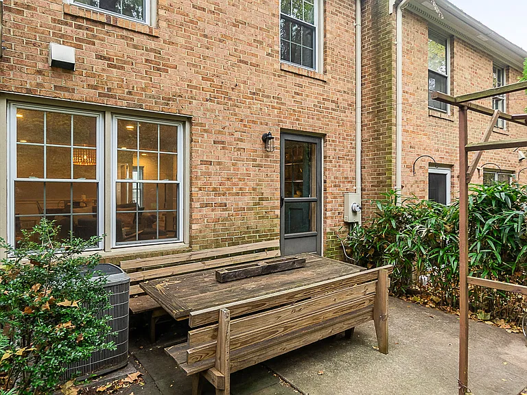2320 Sanford St — Photo 23