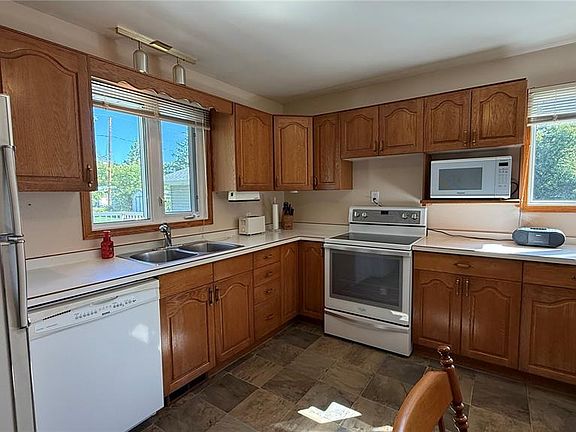 3rd image of 224 Hudek AVENUE W