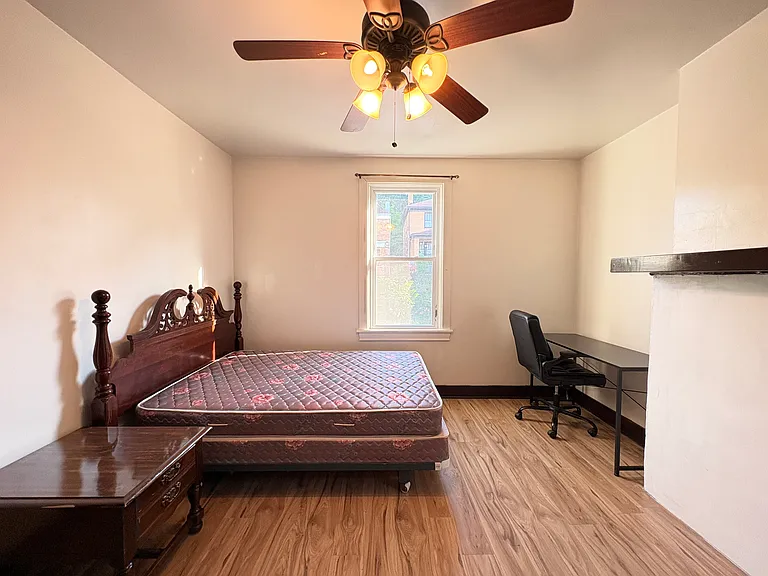 1045 Flemington St — Photo 15