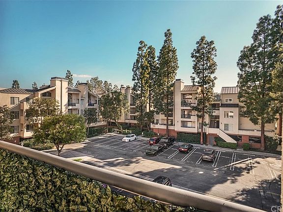 3rd image of 5550 Owensmouth Ave APT 306
