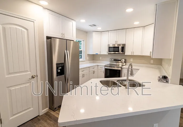 216 E Zuni Dr — Photo 6