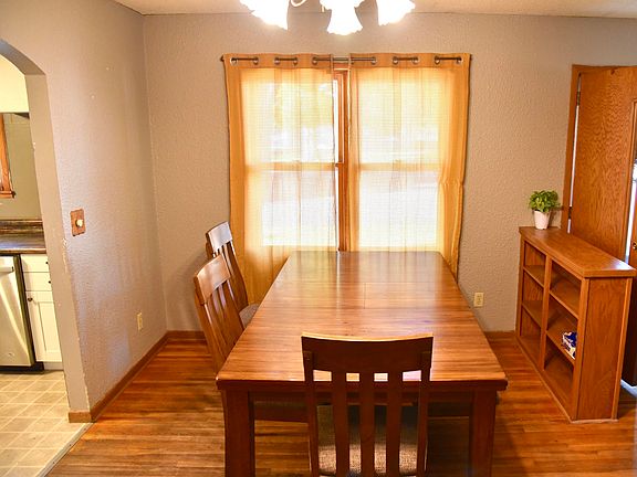 3rd image of 1019 E Erskine St