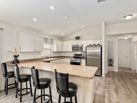 Kitchen - Dishwashing Machine, Double Oven, Electric stove, Fridge with Icemaker