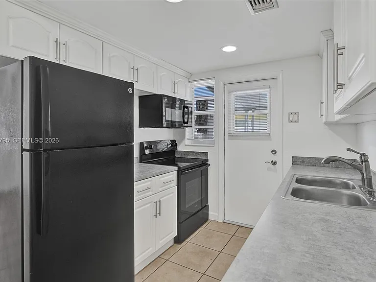 2920 SW 3rd St #2920 — Photo 6