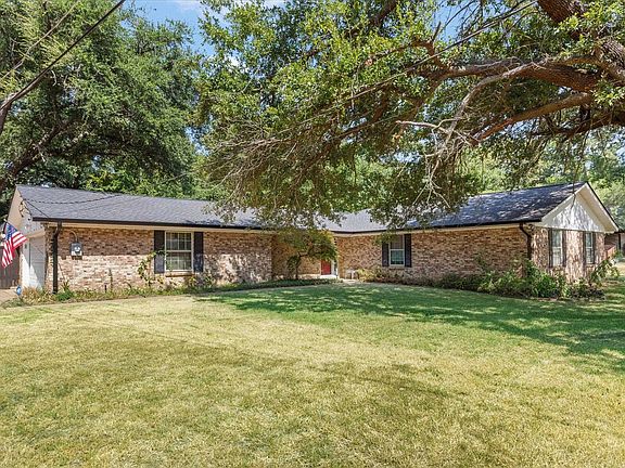 3rd image of 4 Amherst Cir