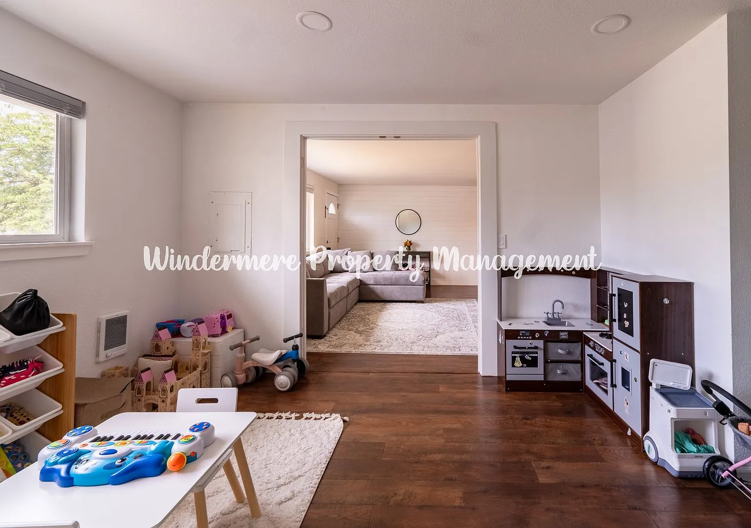 Bright and cheery 3 bed rambler on large fully fenced lot — Photo 4