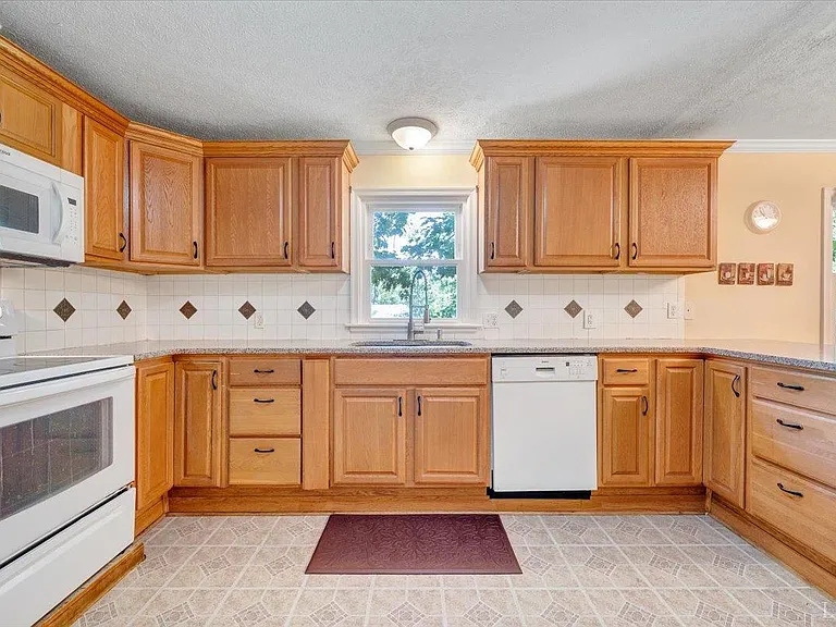 405 Oakland Cir — Photo 8