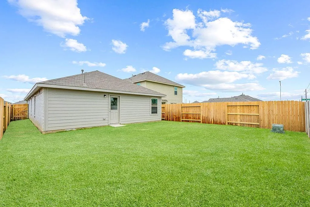 3 bed, 2.5 bath, 1470 sqft, $2,050 — Photo 3