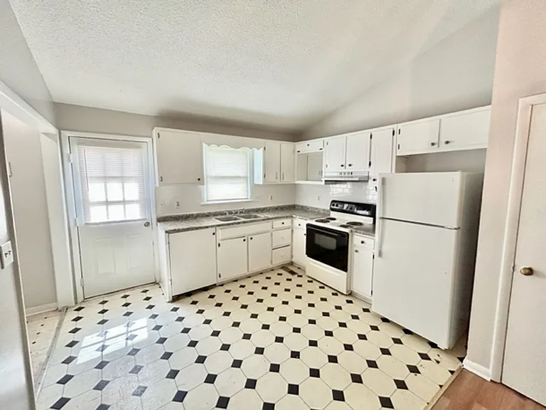 1422 Ascent Trl NW — Photo 3